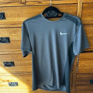 Nike men’s Dri-fit running shirt size medium in excellent condition